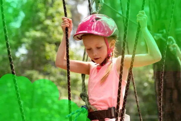 Domowy park linowy w ogrodzie. Bezpieczny sposób na ekstremalną zabawę dla całej rodziny